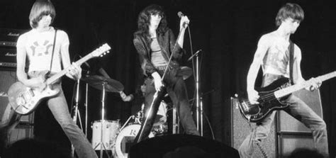  Blitzkrieg Bop : Un Hymne Brut et Vibrant au Coeur de la Révolte Punk